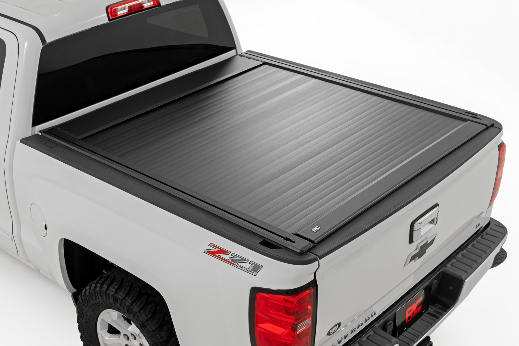 Manual Retractable Bed Cover | 5’9″ Bed | Chevy/GMC 1500 (14-18 & Classic)