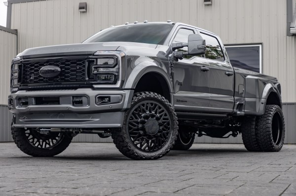 2024 Ford F-450 Super Duty Platinum with a 4" Wicked lift kit, 26x8.25 JTX Avalon wheels, and 37" Fury Country Hunter M/T tires.