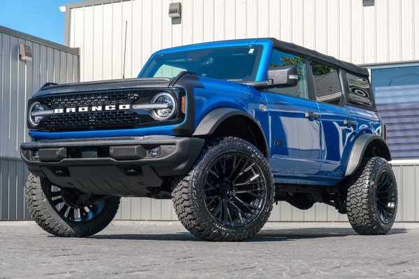 2022 Ford Bronco Wildtrak with a 2.5" Rough Country lift kit, 22x12 Fuel Rebar wheels, and 35" Fury Country Hunter R/T tires.