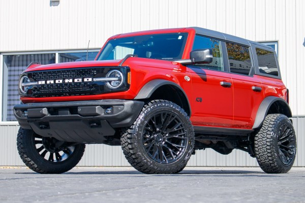 2022 Ford Bronco Wildtrak with a 2.5" Rough Country lift kit, 22x12 Fuel Rebar wheels, and 35" Fury Country Hunter R/T tires.