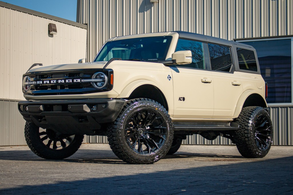 2025 Ford Bronco Outer Banks with a 3.5" Rough Country lift kit, 22x12 Fuel Flame wheels, and 35" Fury Country Hunter R/T tires.